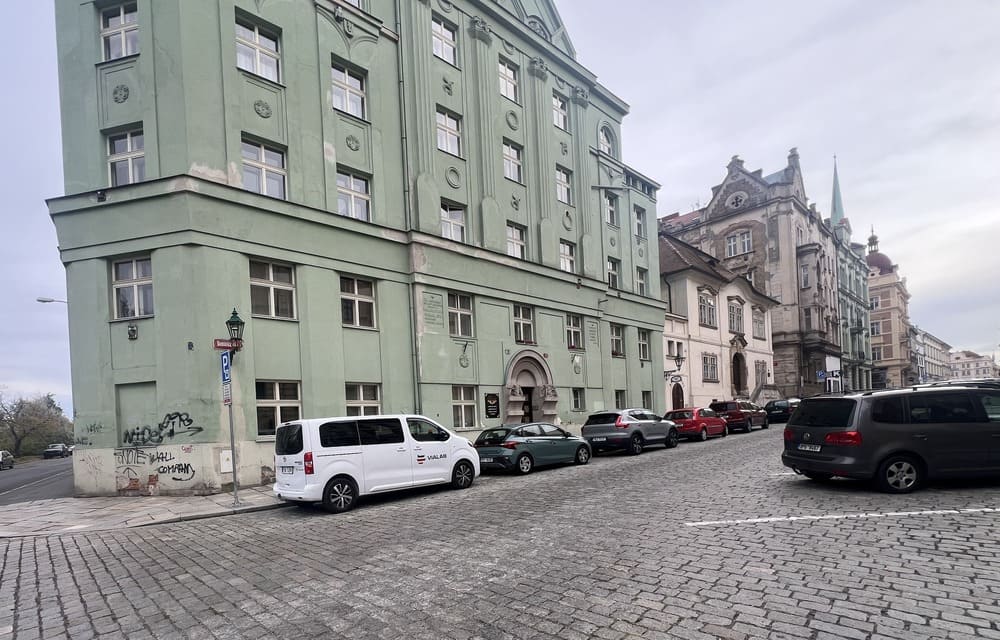 Zelený dům v&nbsp;Dominikánské ulici, ve kterém sídlí kadeřnický salon Nela